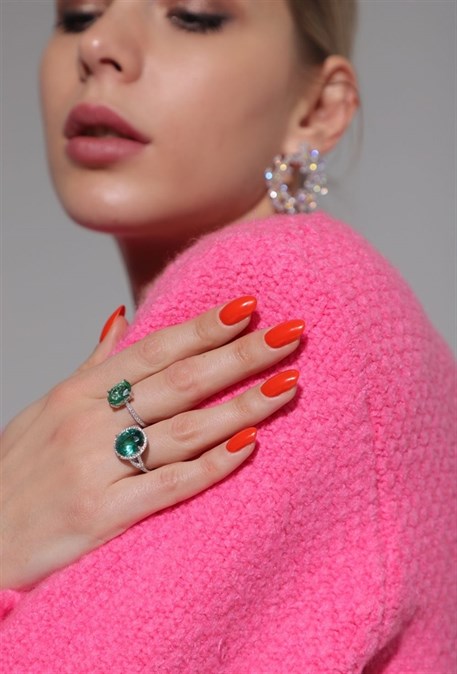 Ring ring with green crystal - photo 12236