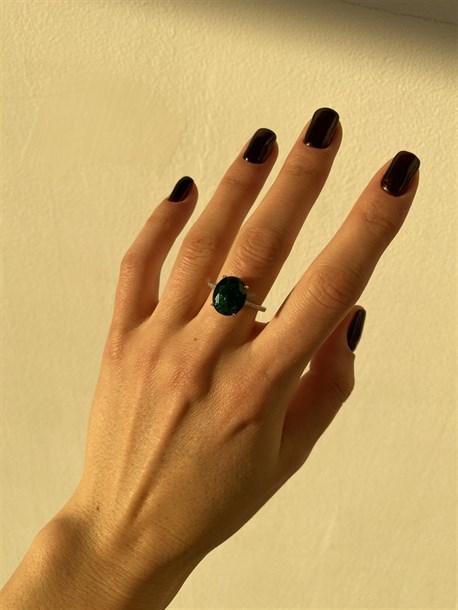 Cocktail ring with dark green crystal - photo 12248