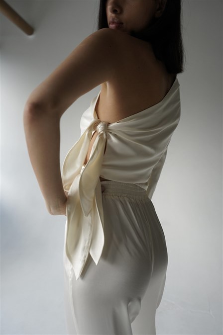 White silk one shoulder dress - photo 18137