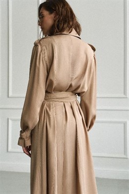 Trench coat over size silhouette