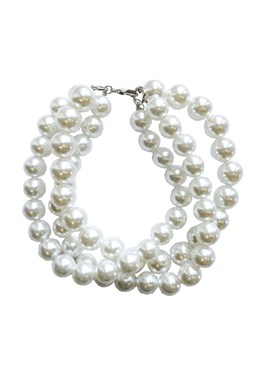 choker of large pearls