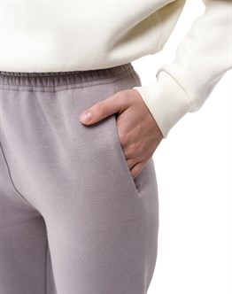 Straight pants with elastic band