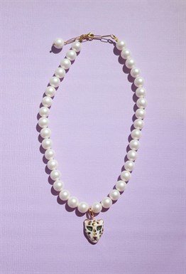 Large panther on matte pearls