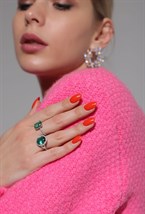 Ring ring with green crystal - photo 12236